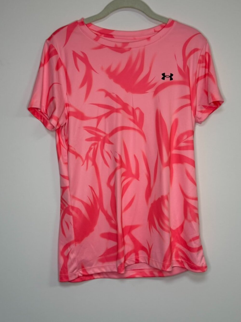 NWOT Under Armour Pink Tropical Leaf Patterned Crew Neck Performance Tee -Size M